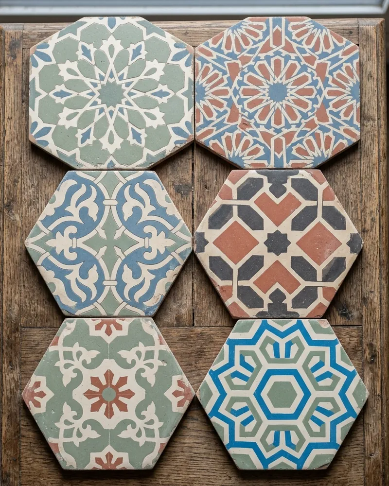 Échantillons de carreaux de ciment artisanaux aux motifs variés