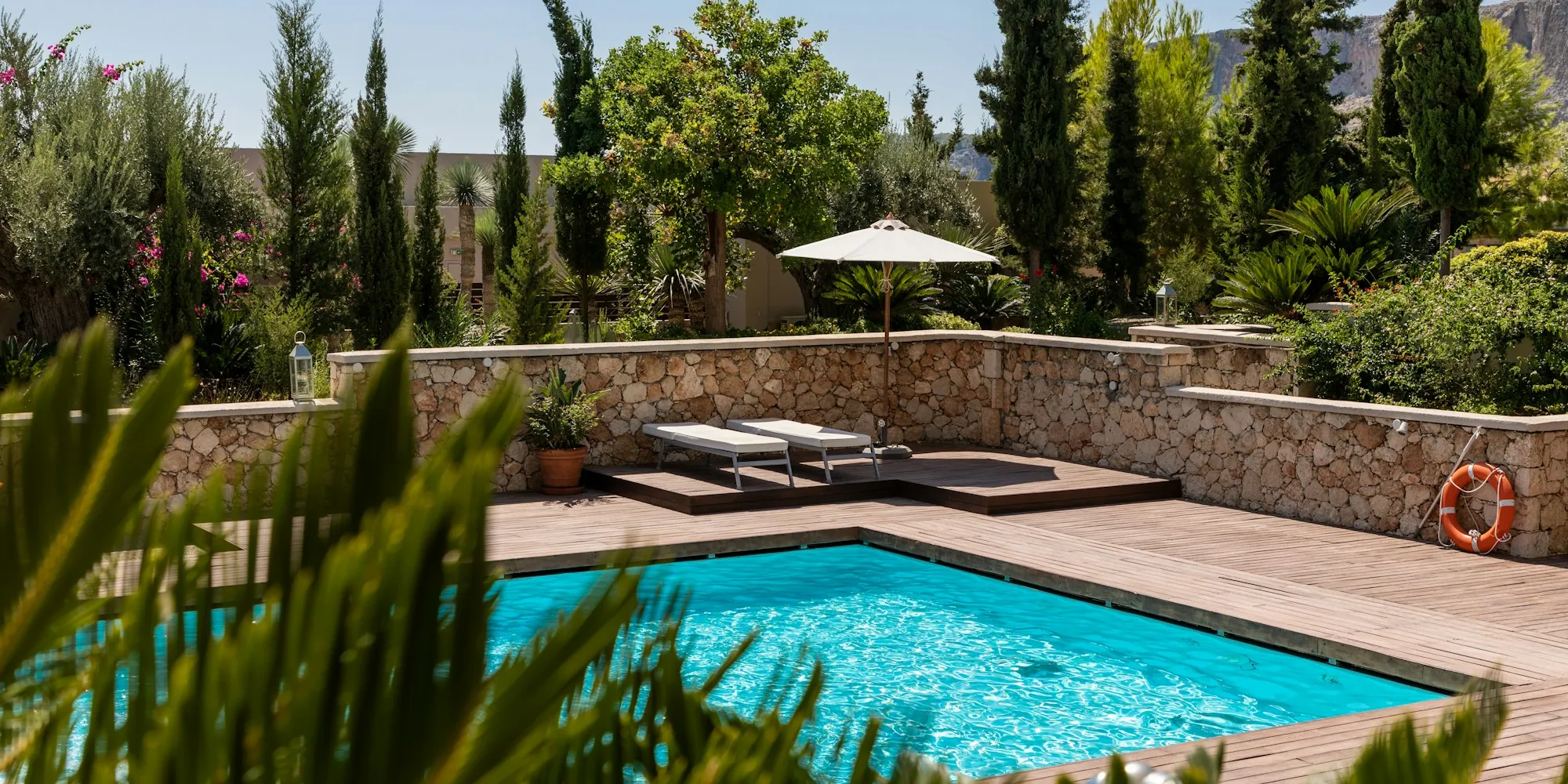 Piscine carrelée avec mosaïque bleue