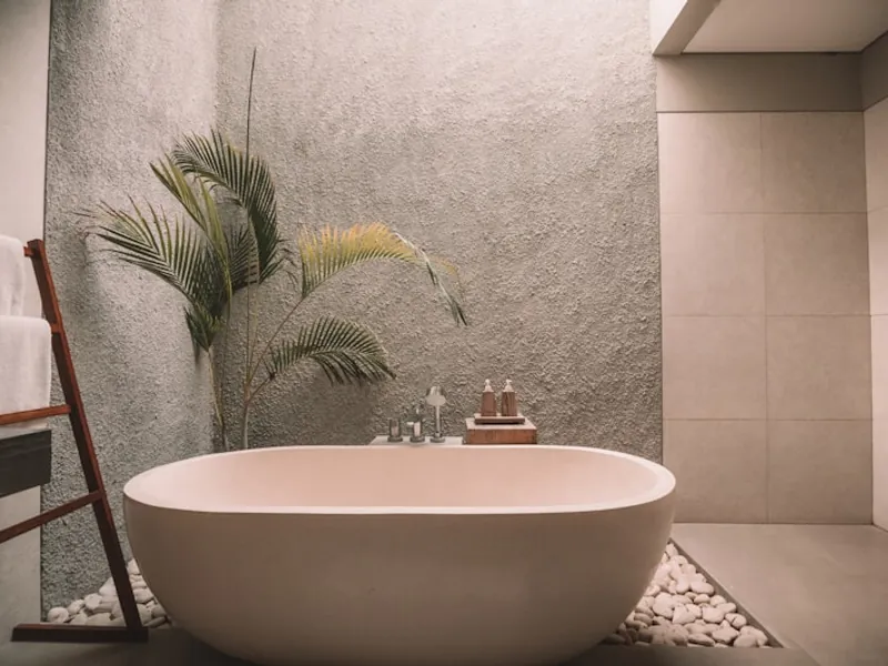 Salle de bain design avec carrelage épuré et vasque sur meuble