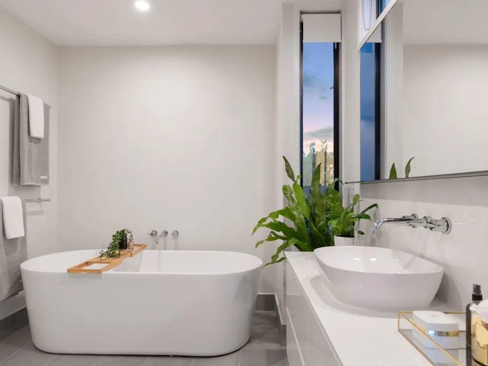 Douche à l'italienne moderne avec carrelage